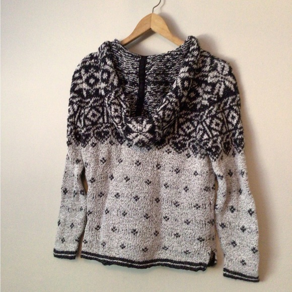 🌷2/$15 Forever 21 hooded sweater. Size small. - Picture 2 of 4